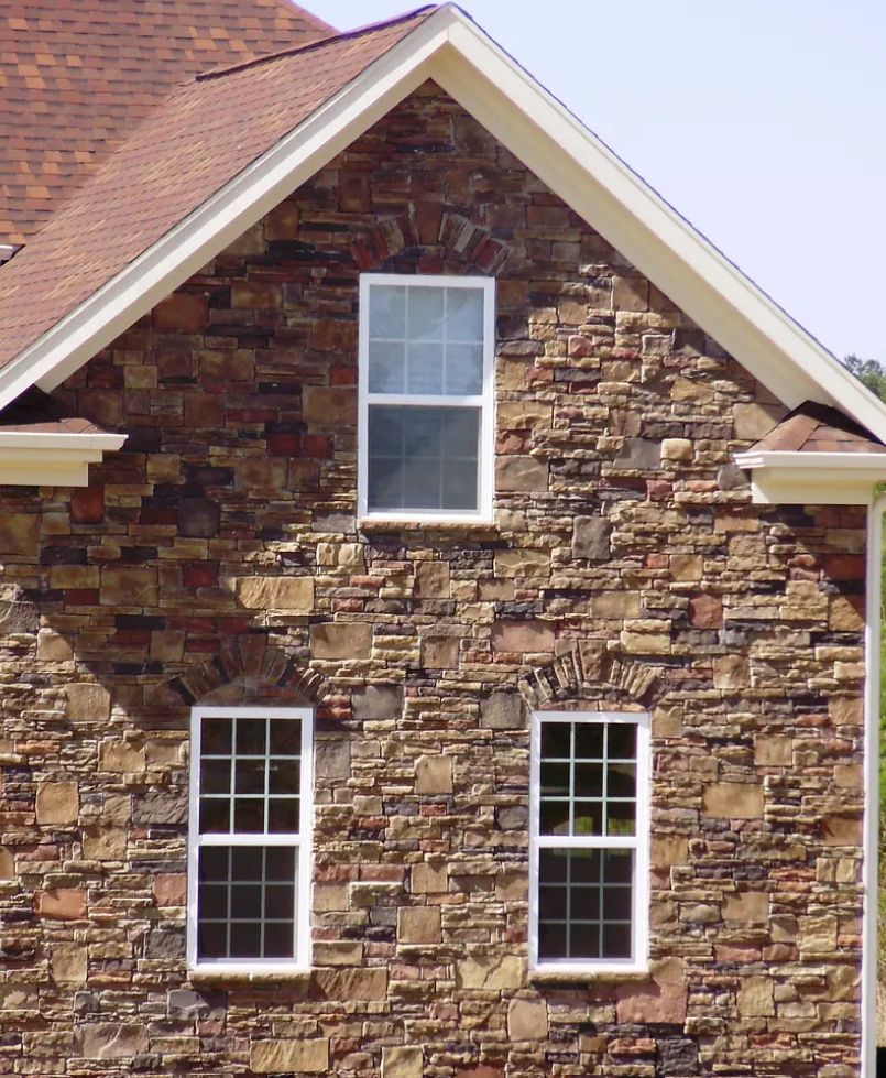 Home with Cherokee Blend stone veneer wainscoting